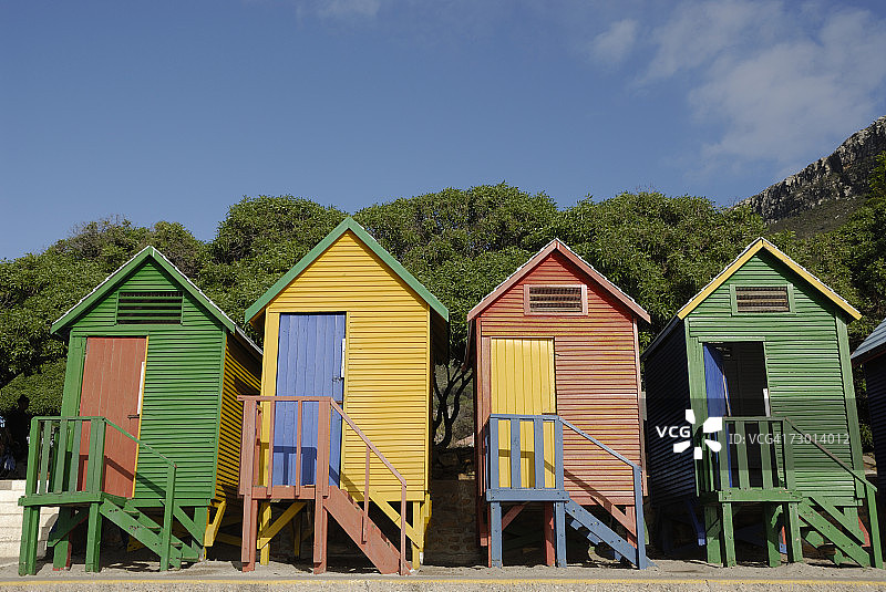 彩色海滩小屋的低角度视图图片素材
