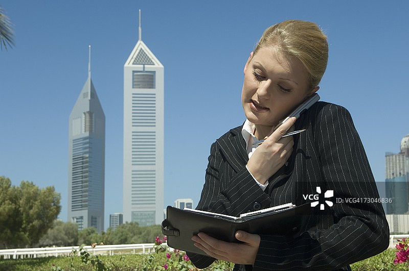 在现代办公楼背景下的年轻女商人图片素材