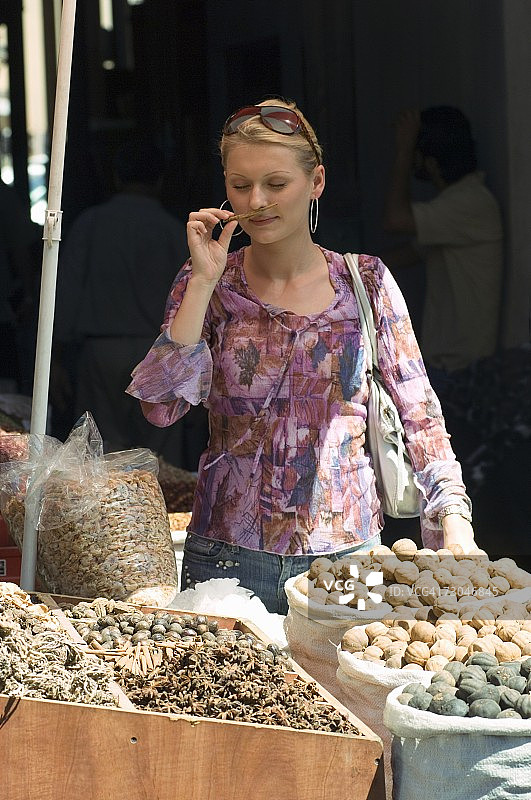 年轻女子在迪拜香料市场购物图片素材