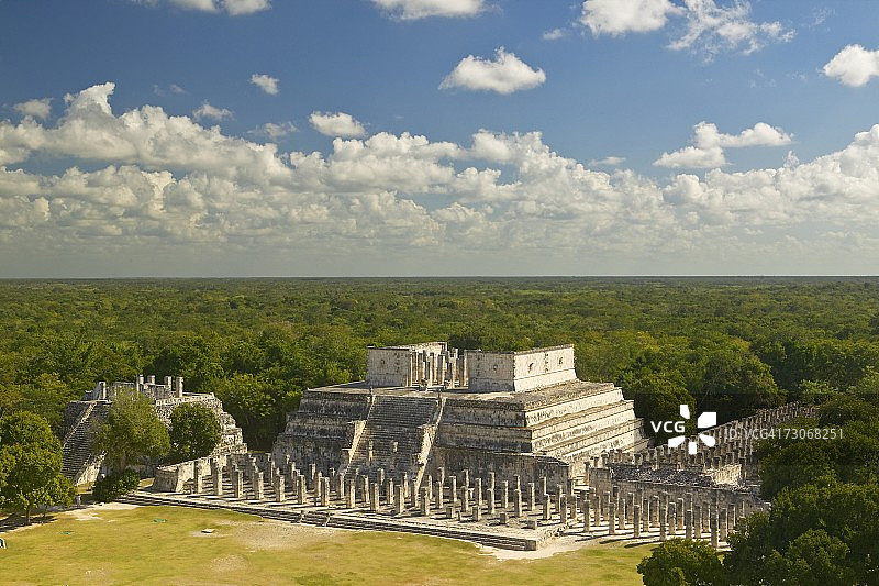 奇琴伊察丛林中武士神庙的全景，墨西哥尤卡坦半岛的玛雅遗址图片素材