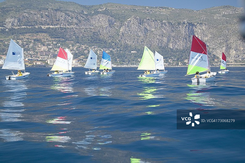 法国蔚蓝海岸圣让卡普费拉港口帆船学校的孩子们图片素材