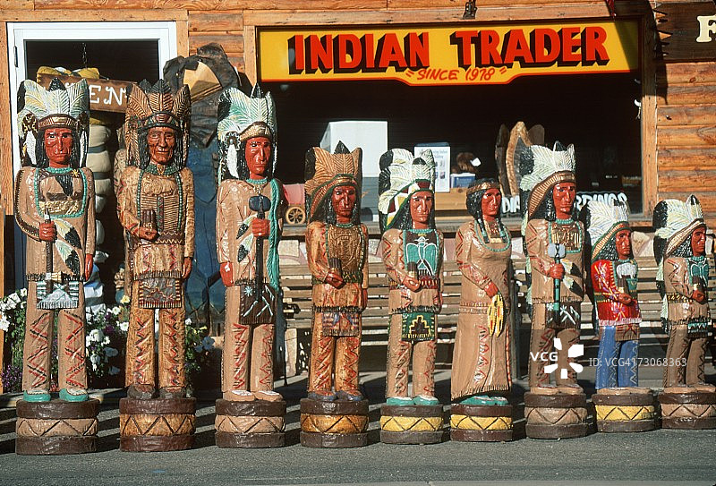 怀俄明州杰克逊市的店面木制印第安人雕像图片素材