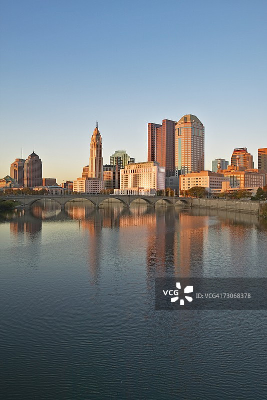 秋季的肖托河与哥伦布俄亥俄州天际线日落倒影图片素材