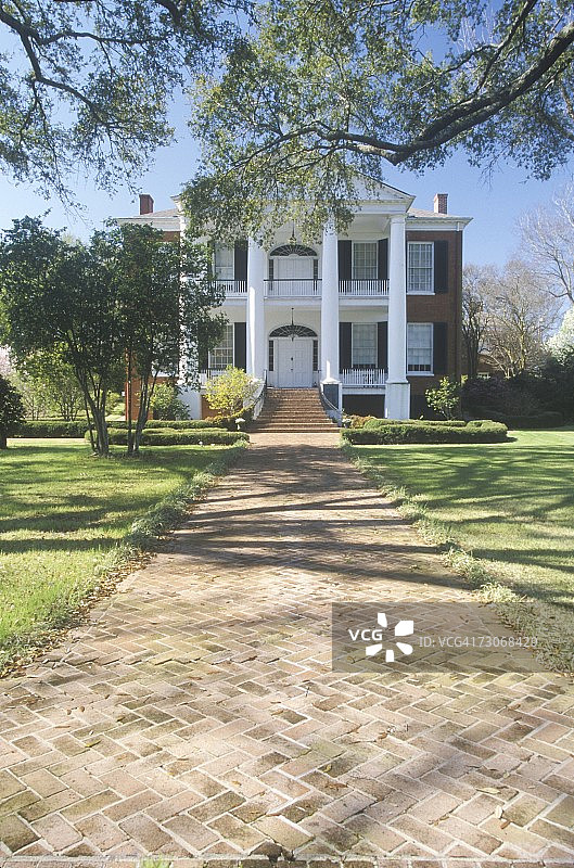 通往密西西比州南部纳奇兹历史悠久的罗莎莉豪宅的人行道图片素材