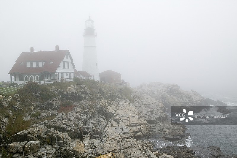 雾色笼罩下的缅因州伊丽莎白角波特兰灯塔图片素材
