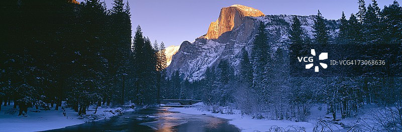 日落时分的约塞米蒂默塞德河和半圆顶图片素材