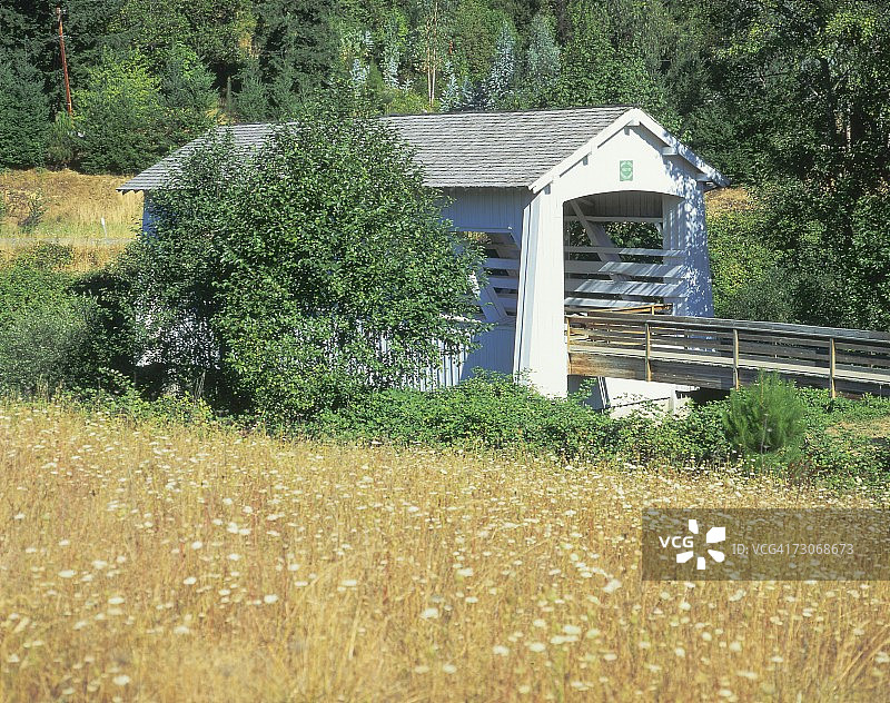 俄勒冈州南部的桑迪溪廊桥图片素材