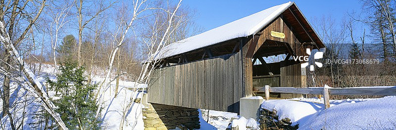 佛蒙特州斯托：廊桥冬景图片素材