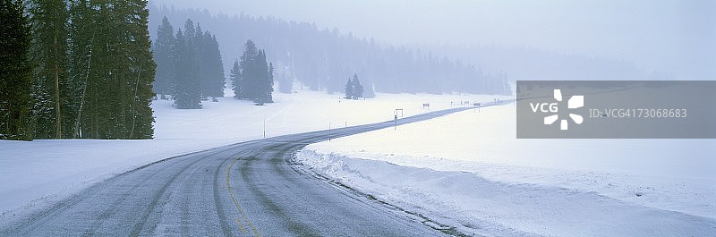 犹他州雪松断崖国家公园附近的14号雪路图片素材