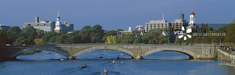 查尔斯河上的赛艇，背景为马萨诸塞州哈佛和剑桥图片素材