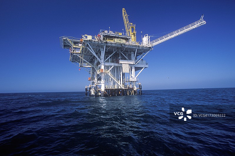加利福尼亚州文图拉和海峡群岛之间的石油平台图片素材