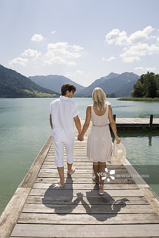 情侣在码头上散步图片素材