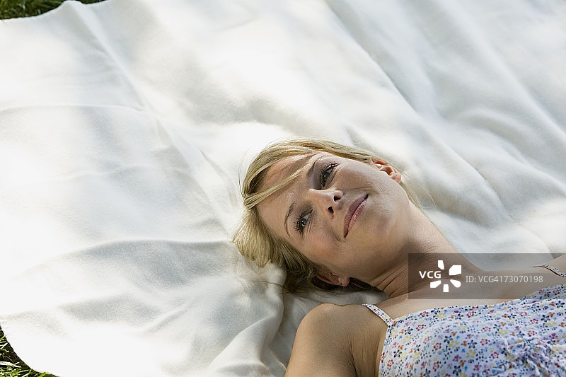 母亲与孩子和一只狗图片素材