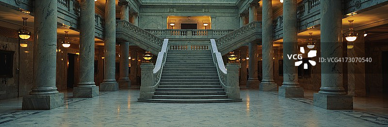犹他州议会大厦内部：通往二楼的宽大楼梯两侧是白色大理石柱图片素材