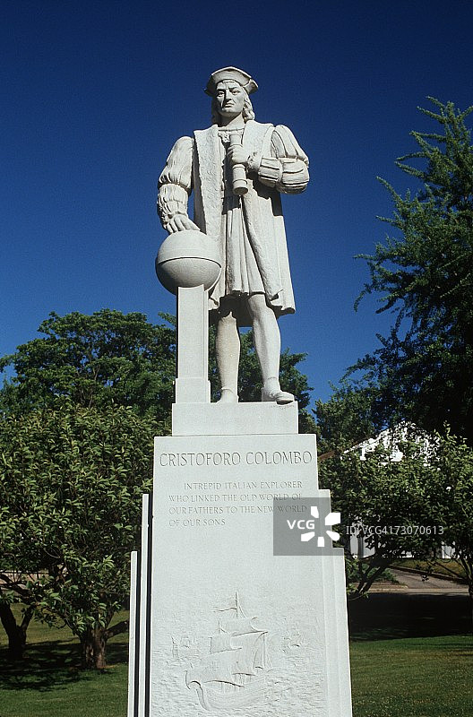 “这显示了克里斯托弗·哥伦布的雕像，在一个室外公共区域。它坐落在一个纪念他发现美洲500周年的基座上。”图片素材