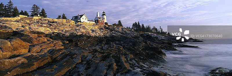 日出时分的佩马吉德角灯塔。建于1827年。灯塔下方的岩石已被海浪磨平。退潮时,海水轻轻拍打着岩石底部。图片素材