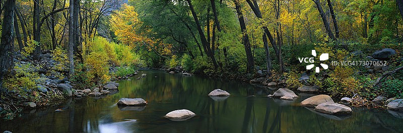 秋季的科顿伍德峡谷，溪流潺潺图片素材