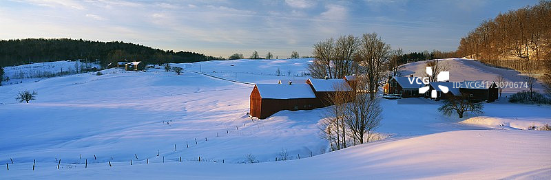 日出时分被白雪覆盖的詹尼农场，典型的冬季新英格兰风光图片素材
