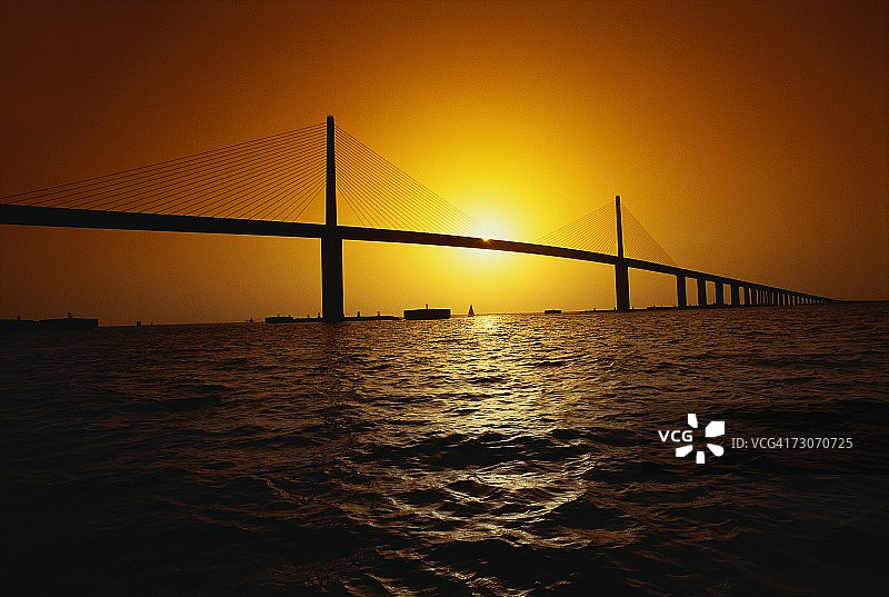 阳光大桥：北美最长的悬索桥之一，前景为海景图片素材