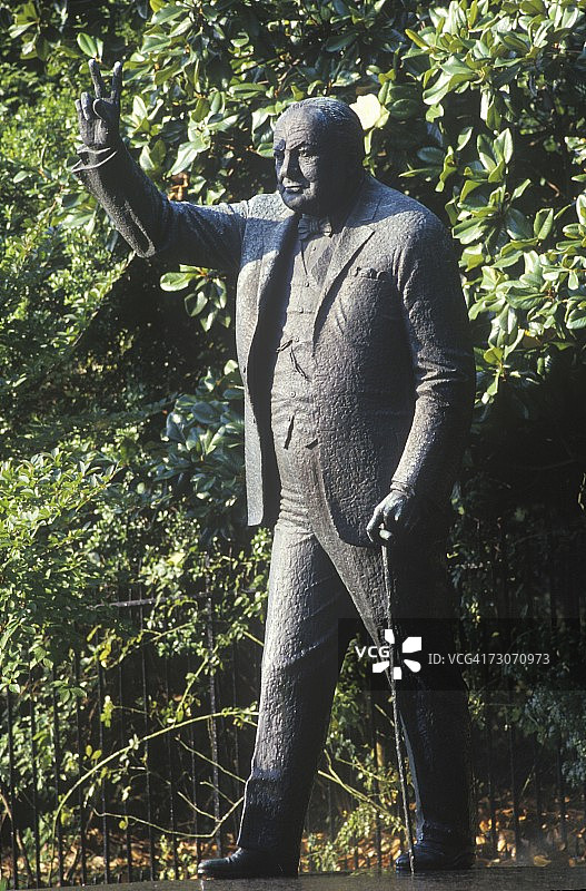 温斯顿·丘吉尔雕像，英国大使馆入口，华盛顿图片素材