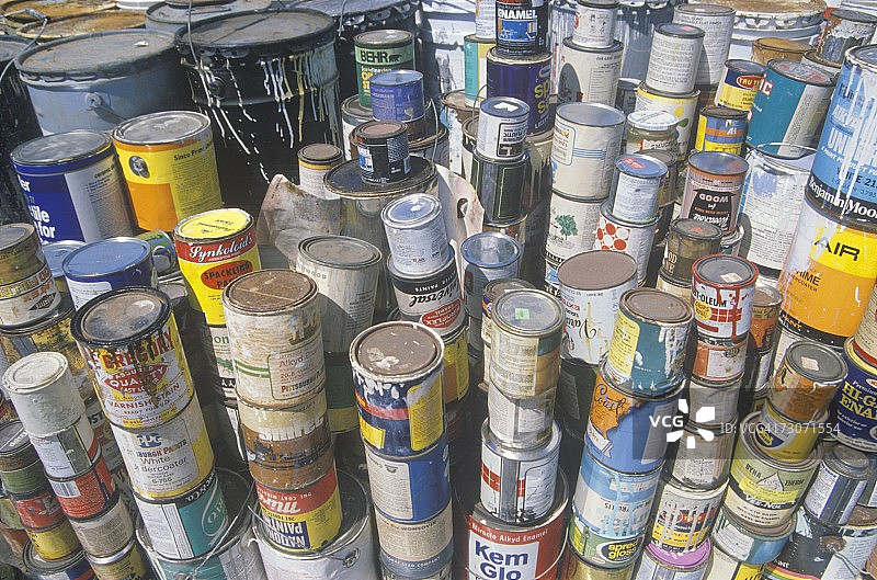 洛杉矶Unocal加油站等待处理的油漆罐图片素材