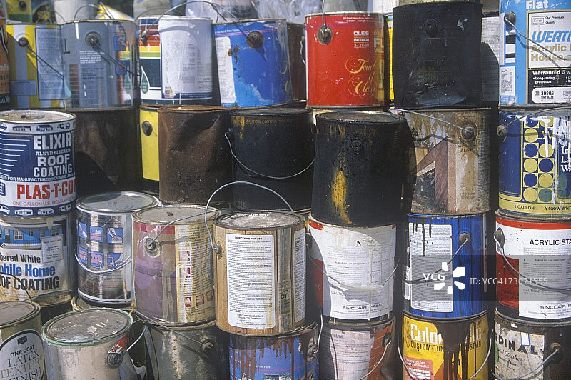 “在加利福尼亚州洛杉矶等待处理的空油漆桶”图片素材