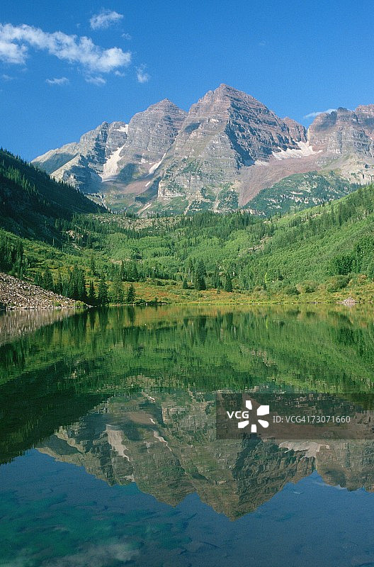 科罗拉多州栗色湖中栗色钟山的倒影图片素材
