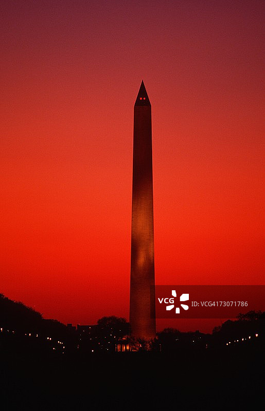 日落时分的华盛顿纪念碑，红色天空，华盛顿特区图片素材