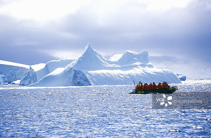 南极洲埃雷拉海峡的充气艇生态游客图片素材