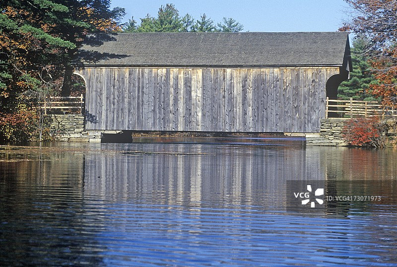马萨诸塞州斯图布里奇的老廊桥图片素材