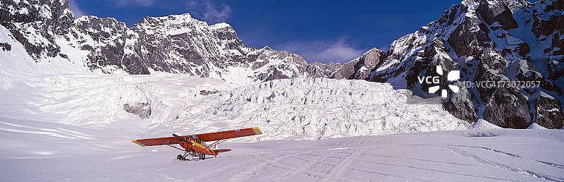 阿拉斯加兰格尔-圣伊莱亚斯国家公园丛林飞机图片素材
