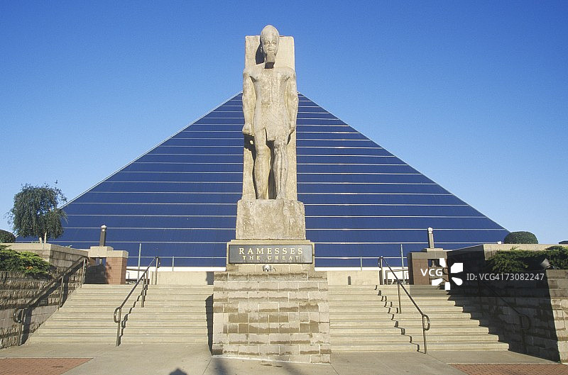 孟菲斯金字塔体育馆及入口处的拉美西斯雕像图片素材