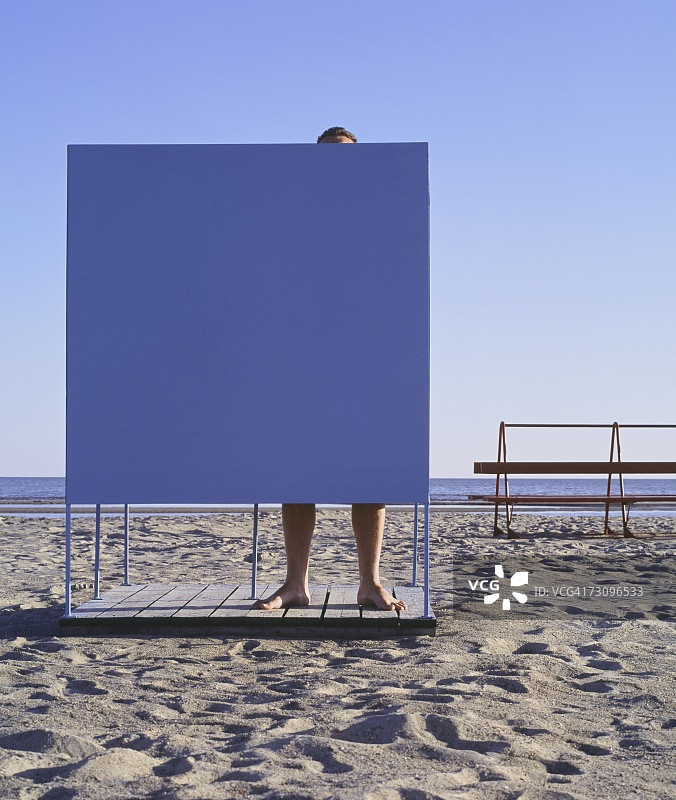 在爱沙尼亚帕尔努海滩的更衣室里的男子图片素材