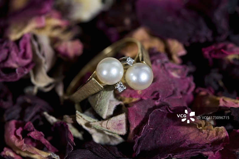 百花香上的珍珠钻石戒指图片素材