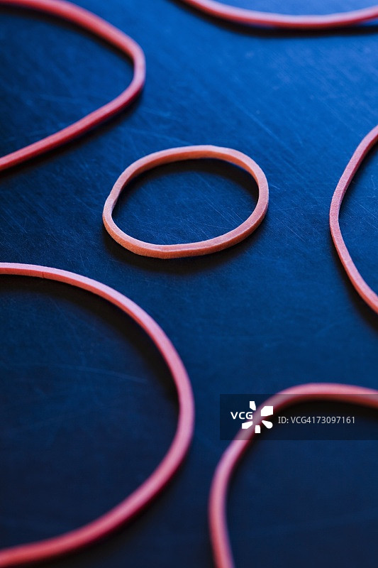 桌子上的橡皮筋图片素材