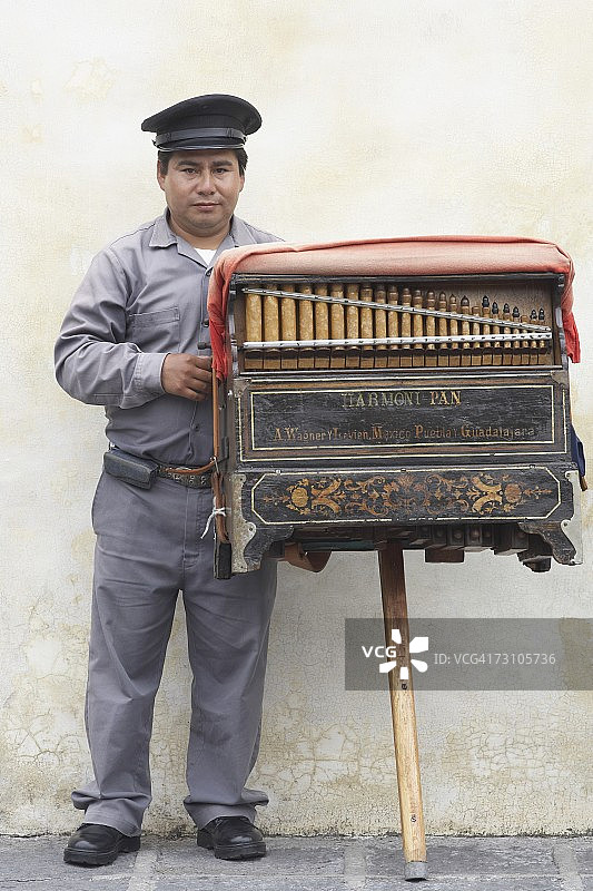 手持音乐盒的保安肖像图片素材