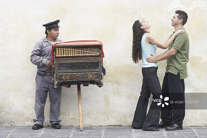 一对年轻夫妇互相拥抱的侧面轮廓图片素材