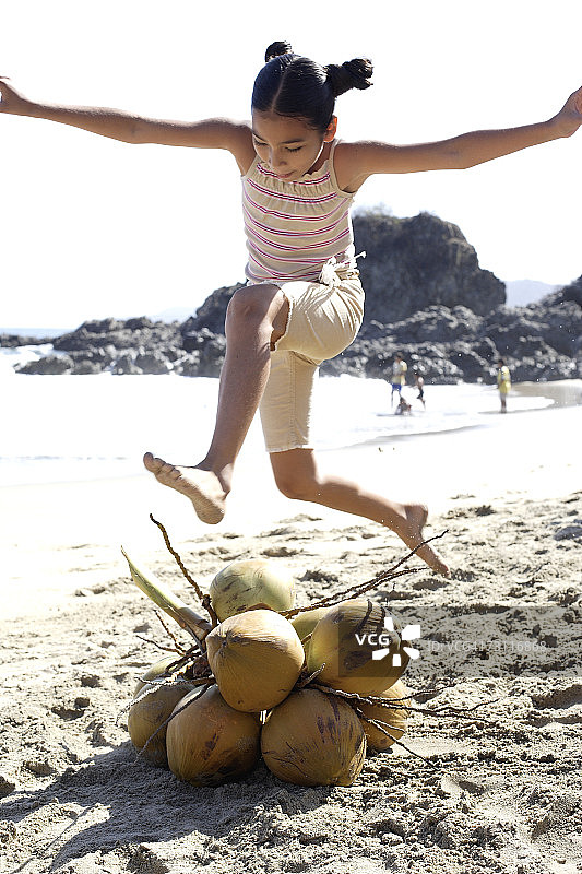 跳过椰子的年轻女孩（8-9岁）图片素材