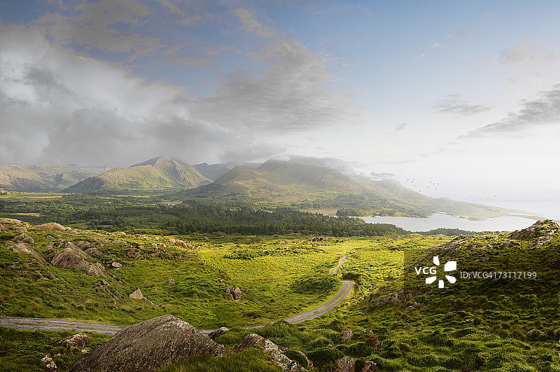 蜿蜒的山路，位于爱尔兰凯里郡劳拉赫港图片素材