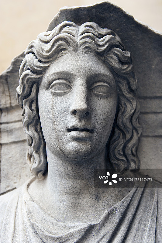 泪如雨下的大理石面孔图片素材