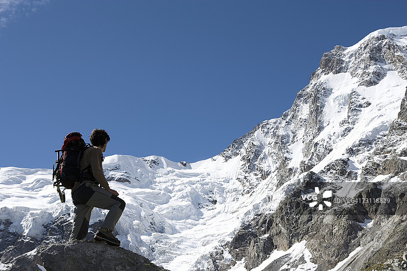在意大利马库尼亚加阿尔卑斯山脉的罗莎峰东壁上的登山者图片素材