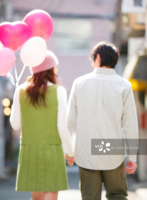 亚洲年轻夫妇在街上散步图片素材