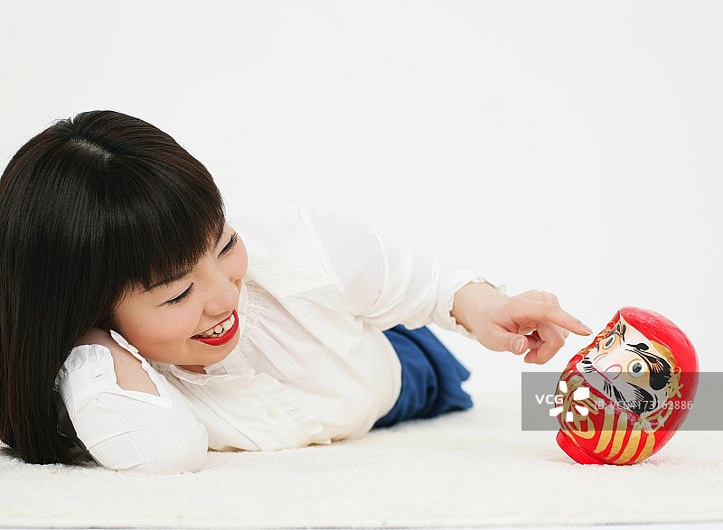 坐着的亚洲年轻女性图片素材