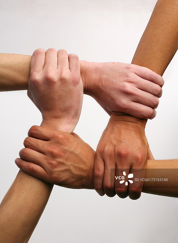 抓住手腕的亚洲女人和男人图片素材