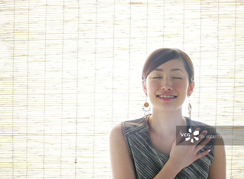 摆姿势的亚洲年轻女人图片素材