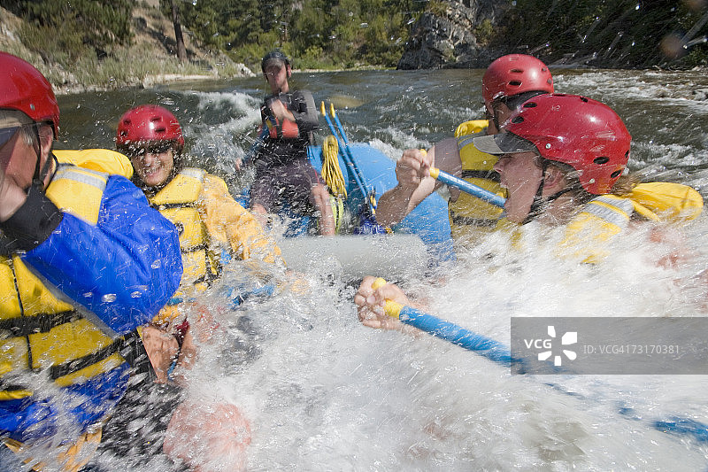 人们在激流中漂流图片素材