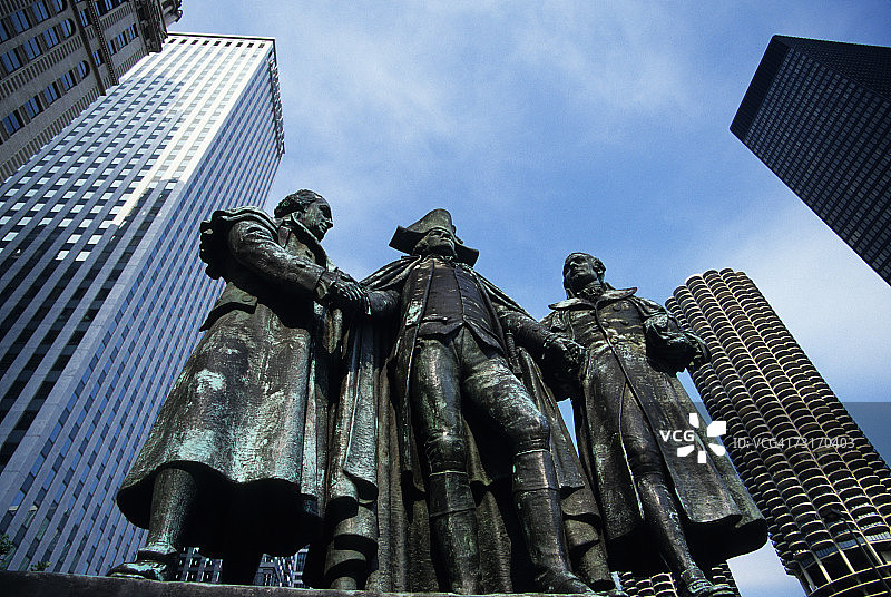 芝加哥摩天大楼与雕像，背景为滨海城图片素材