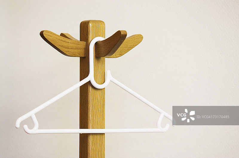 办公室衣帽架上的衣架特写图片素材