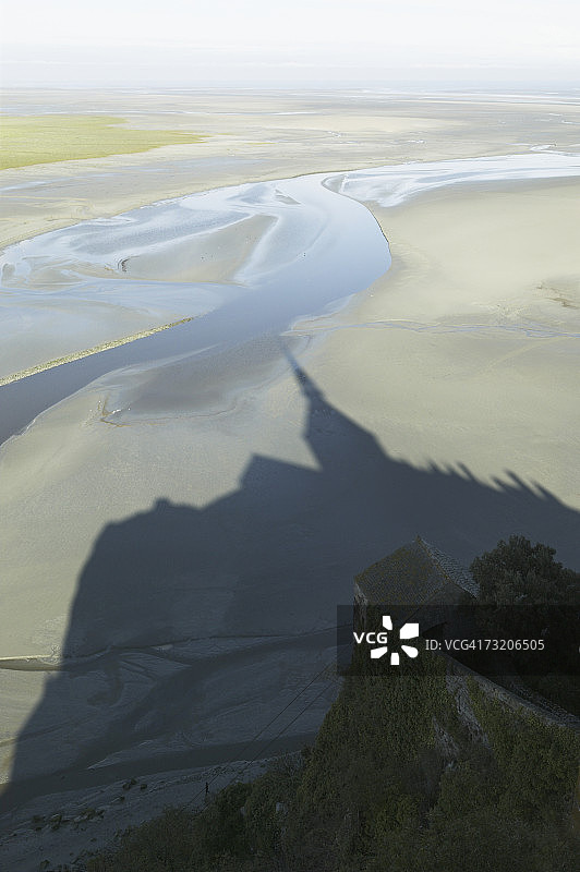 法国诺曼底低潮时圣米歇尔山修道院在沙滩上的倒影图片素材