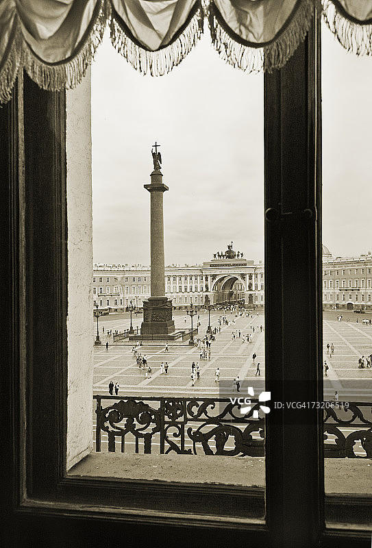 俄罗斯圣彼得堡冬宫广场窗口景观图片素材